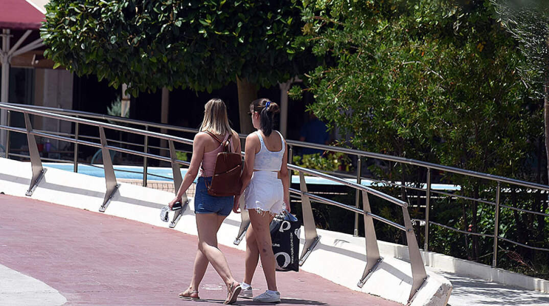 Κοπέλες περπατούν στο Άργος εν μέσω έντονης ηλιοφάνειας (ΦΩΤΟ ΑΡΧΕΙΟΥ) - Ο καιρός σήμερα Πέμπτη (8/7) είχε έντονη ζέστη