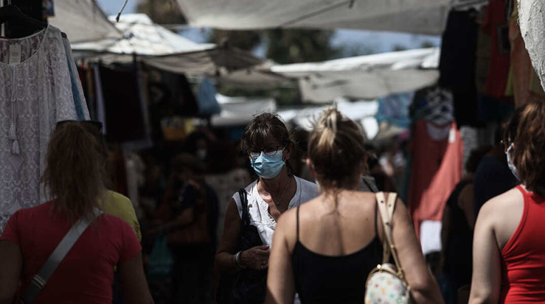 Πολίτες με μάσκα στη Γλυφάδα (ΦΩΤΟ ΑΡΧΕΙΟΥ) - Ο ΕΟΔΥ ανακοίνωσε σήμερα Πέμπτη (8/7) τα νέα κρούσματα κορωνοϊού στην Ελλάδα