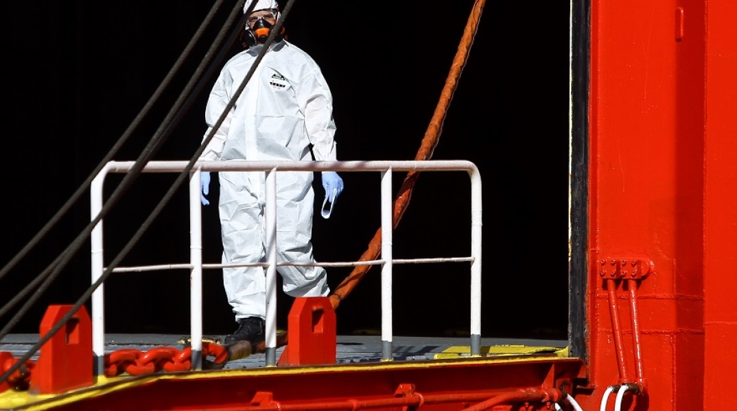 Πλοίο στο λιμάνι της Ραφήνας