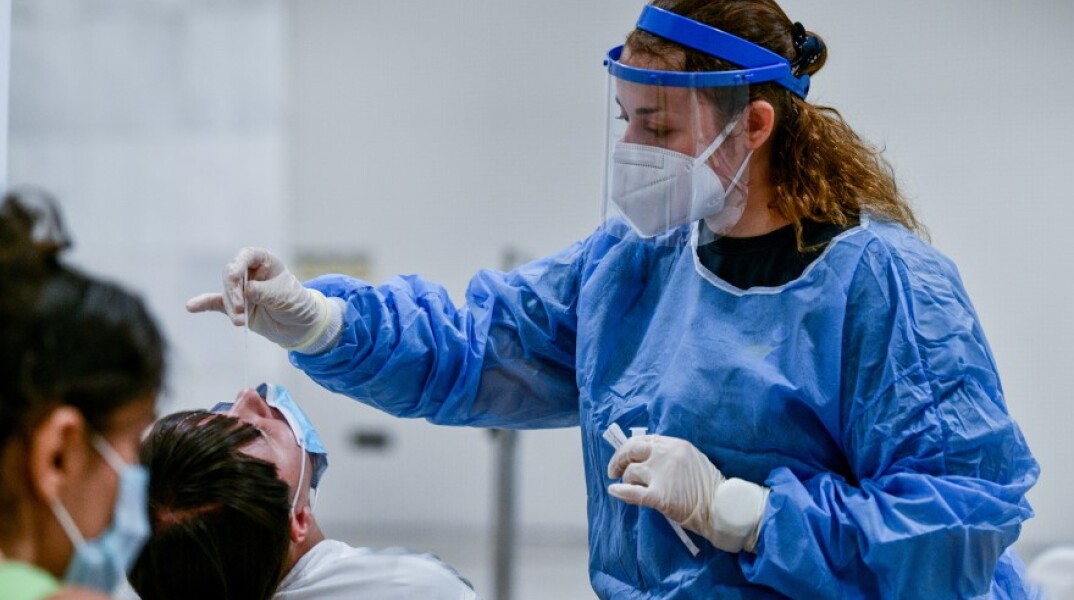 Διεξαγωγή γρήγορων διαγνωστικών ελέγχων (Rapid test) © ΤΑΤΙΑΝΑ ΜΠΟΛΑΡΗ/EUROKINISSI