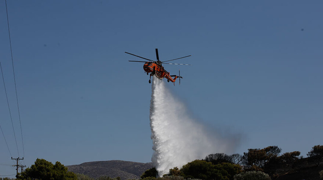 Ελικόπτερο επιχειρεί σε φωτιά στην Ανάβυσσο (ΦΩΤΟ ΑΡΧΕΙΟΥ)