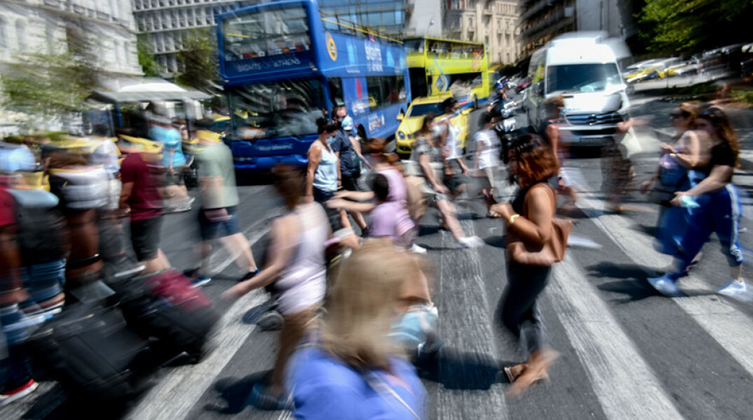 Πεζοί στο Σύνταγμα (ΦΩΤΟ ΑΡΧΕΙΟΥ) - Ο ΕΟΔΥ ανακοίνωσε σήμερα Παρασκευή (9/7) τα νέα κρούσματα κορωνοϊού στην Ελλάδα