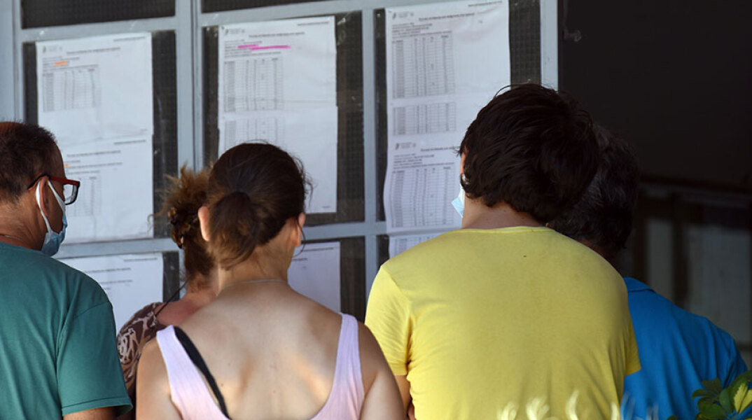 Πανελλήνιες 2021: Υποψήφιοι βλέπουν τις βαθμολογίες που αναρτήθηκαν σήμερα Παρασκευή 9 Ιουλίου 2021 και ξεκινούν να υπολογίζουν τα μόρια