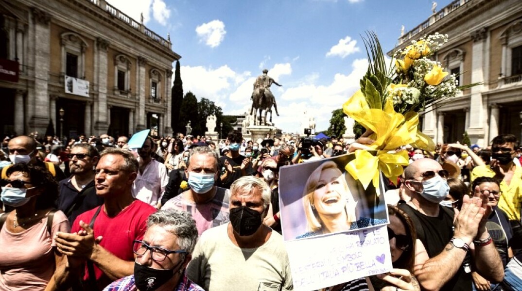 Συγκεντρωμένο πλήθος μπροστά από τη βασιλική της Σάντα Μαρία στο Ara Coeli για την κηδείας της Raffaella Carra © EPA/	ANGELO CARCONI