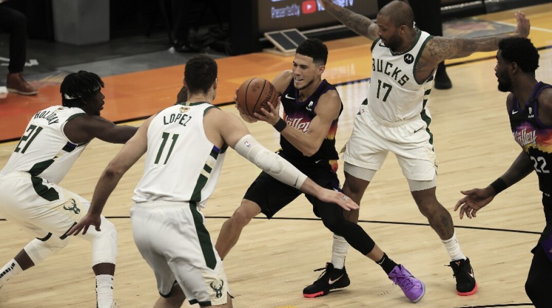 Ο Ντέβιν Μπούκερ ανάμεσα σε παίκτες των Μπακς