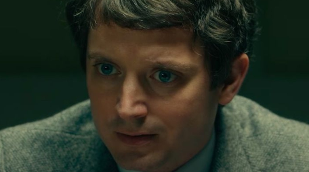 Ο Ελάιτζα Γουντ ως πράκτορας του FBI Μπιλ Χάγκμαϊερ στην ταινία «No Man of God»