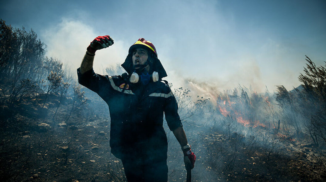 Φωτιά στον Βαρνάβα - Η αγωνία του πυροσβέστη που συνεχίζει να δίνει μάχη με τις φλόγες στο πύρινο μέτωπο στην Αττική