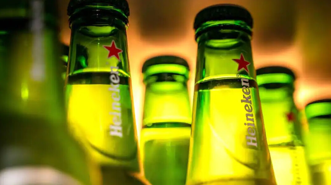 Heineken (ΦΩΤΟ ΑΡΧΕΙΟΥ) - Το νέο της σποτ για τον εμβολιασμό προκάλεσε αντιδράσεις από τους αρνητές των εμβολίων