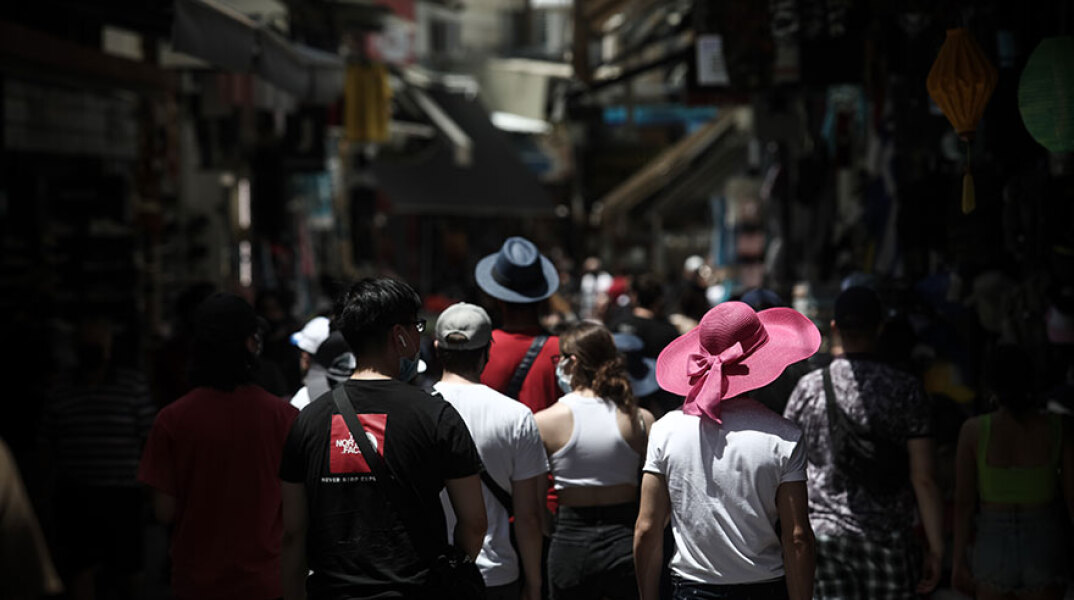 Πολίτες κάνουν βόλτα στο Μοναστηράκι (ΦΩΤΟ ΑΡΧΕΙΟΥ) - Η μετάλλαξη Δέλτα στην Ελλάδα μπορεί να δώσει μέχρι και 6.000 κρούσματα ημερησίως τον Αύγουστο, σύμφωνα με τον καθηγητή Πνευμονολογίας Νίκο Τζανάκη