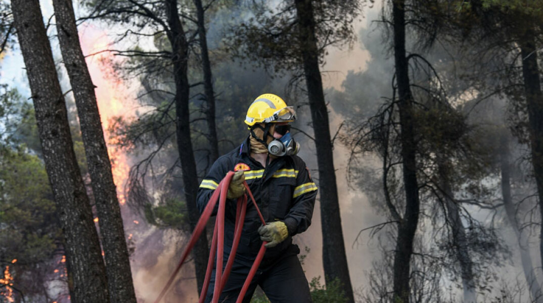Πυροσβέστης σε δασική πυρκαγιά (ΦΩΤΟ ΑΡΧΕΙΟΥ) - Υψηλός κίνδυνος σήμερα Σάββατο 10 Ιουλίου σε αρκετές περιοχές της χώρας