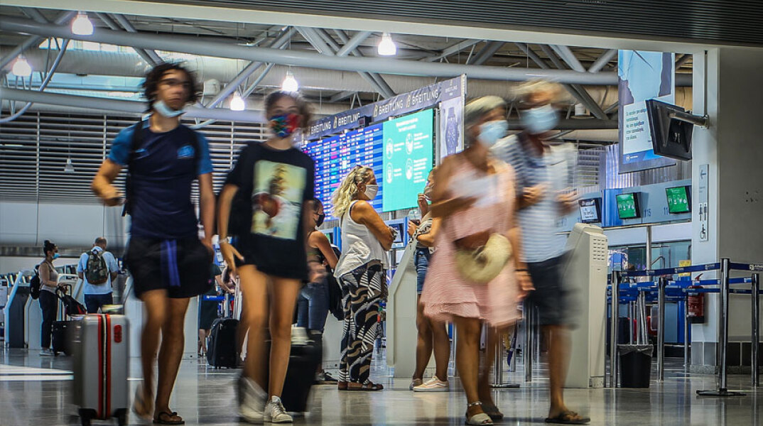 Ταξιδιώτες στο αεροδρόμιο «Ελευθέριος Βενιζέλος» (ΦΩΤΟ ΑΡΧΕΙΟΥ) - Νέα notam για τις πτήσεις προς τα νησιά