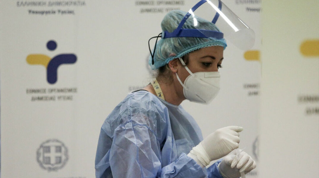 Υγειονομικός στο Μετρό «Σύνταγμα» ετοιμάζει rapid test για κορωνοϊό (ΦΩΤΟ ΑΡΧΕΙΟΥ)