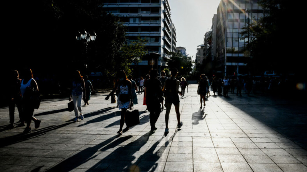 Πολίτες στο Σύνταγμα (ΦΩΤΟ ΑΡΧΕΙΟΥ) - Ο Άκης Σκέρτσος εκτιμά ότι μέχρι τα τέλη καλοκαιριού μπορεί να έχει δημιουργηθεί τείχος ανοσίας 70-75%