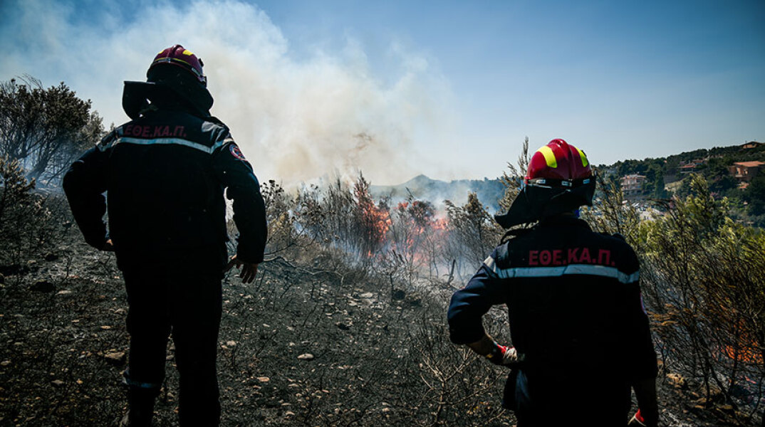 Πυροσβέστες που συμμετέχουν στην επιχείρηση κατάσβεσης για τη φωτιά στον Βαρνάβα