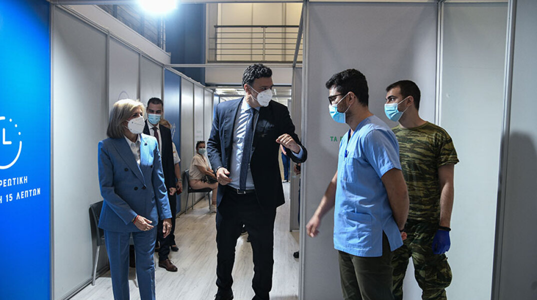 Ο υπουργός Υγείας Βασίλης Κικίλιας στο mega εμβολιαστικό κέντρο «Προμηθέας», μαζί με την Ευρωπαία Επίτροπο Υγείας Στέλλα Κυριακίδου (ΦΩΤΟ ΑΡΧΕΙΟΥ)