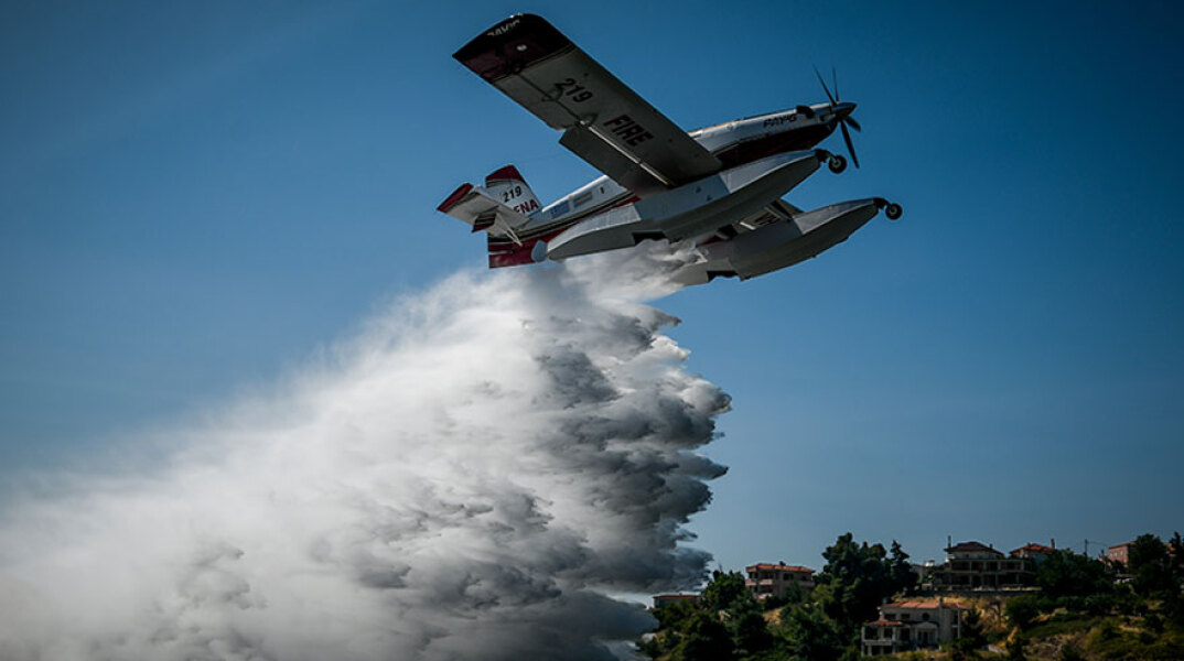 Αεροσκάφος επιχειρεί στη φωτιά στον Βαρνάβα
