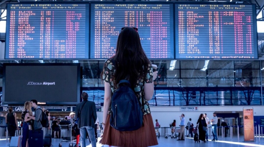 Κοπέλα σε αεροδρόμιο © Pixabay