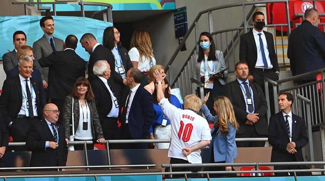 Ο Βρετανός πρωθυπουργός Μπόρις Τζόνσον στον ημιτελικό του EURO 2021 μεταξύ της Αγγλίας και της Δανίας