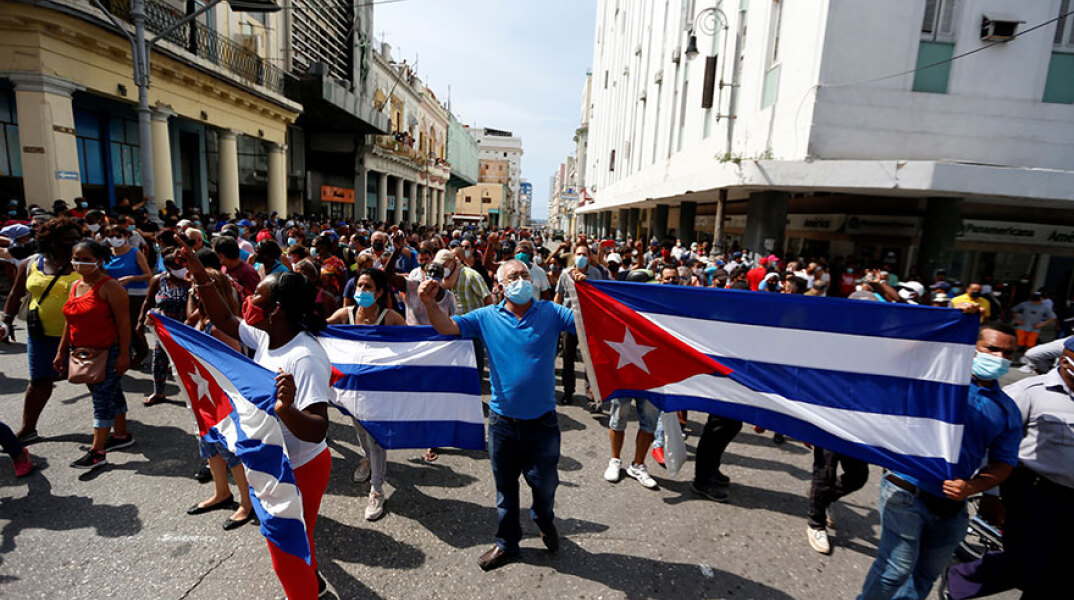 Κούβα: Πολίτες με εθνικές σημαίες βγήκαν στους δρόμους στην πρωτεύουσα Αβάνα για να διαδηλώσουν για οικονομική κρίση και πανδημία κορωνοϊού