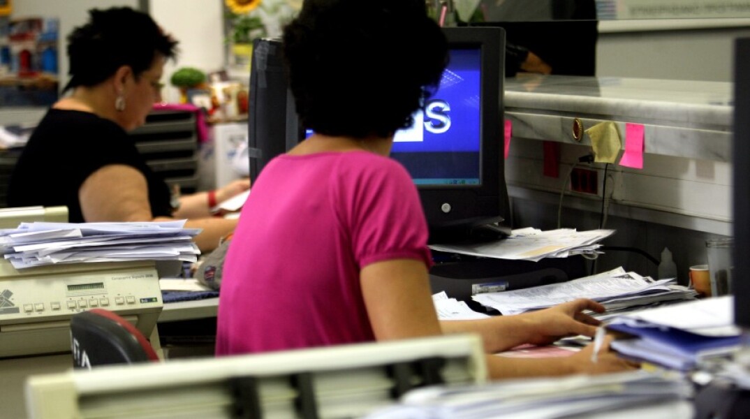 Εργαζόμενη σε Δημόσια Υπηρεσία © EUROKINISSI /ΤΑΤΙΑΝΑ ΜΠΟΛΑΡΗ - Διάλειμμα 15 λεπτών για κάθε δίωρο στον υπολογιστή