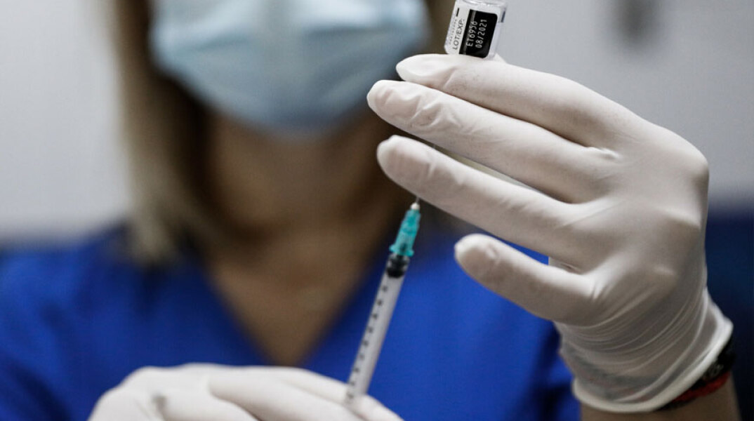 Υγειονομικός ετοιμάζει εμβόλιο για τον κορωνοϊό (ΦΩΤΟ ΑΡΧΕΙΟΥ)