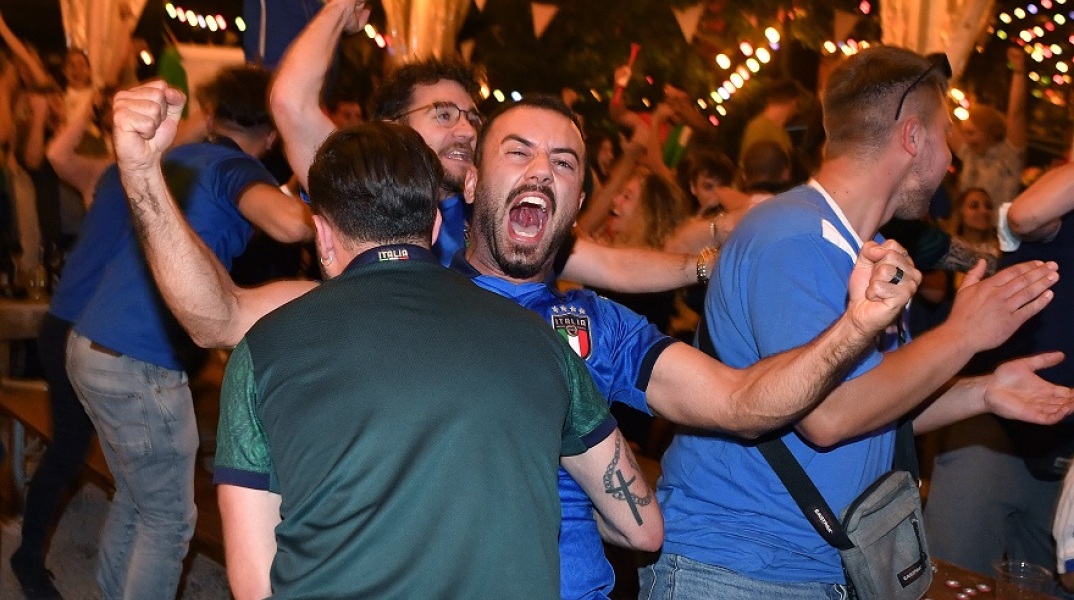 Φίλαθλος της Ιταλίας πανηγυρίζει μετά τη νίκη στο Euro 2020