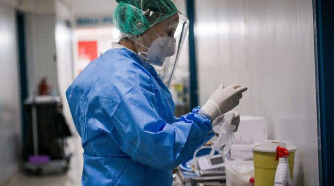 Υγειονομικός με προστατευτική στολή για τον κορωνοϊό