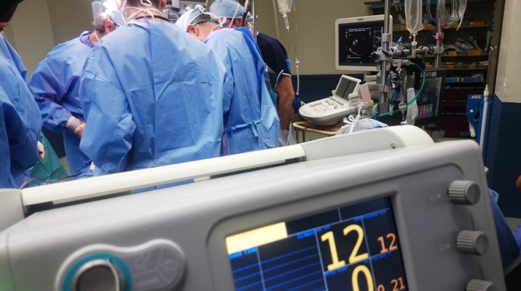 Eντατική νοσοκομείου με πολλούς γιατρούς © Unsplash