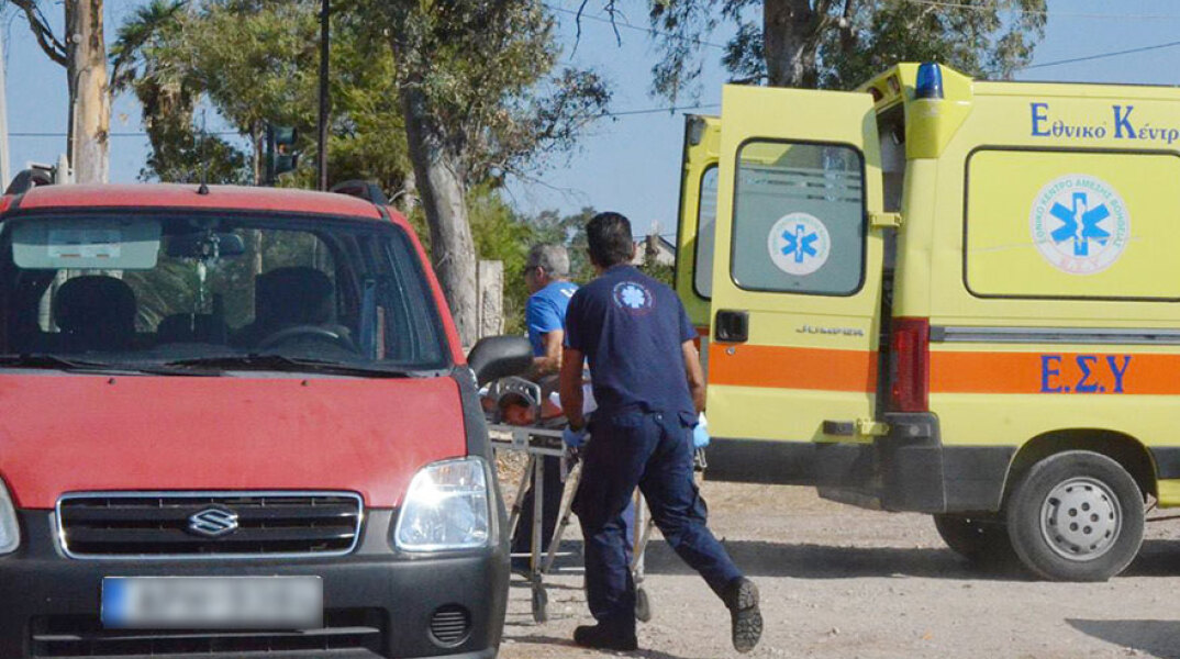 Ασθενοφόρο του ΕΚΑΒ μεταφέρει λουόμενο χωρίς τις αισθήσεις του από παραλία (ΦΩΤΟ ΑΡΧΕΙΟΥ) - Στη Μήλο εντοπίστηκε νεκρός στη θάλασσα ένας 83χρονος