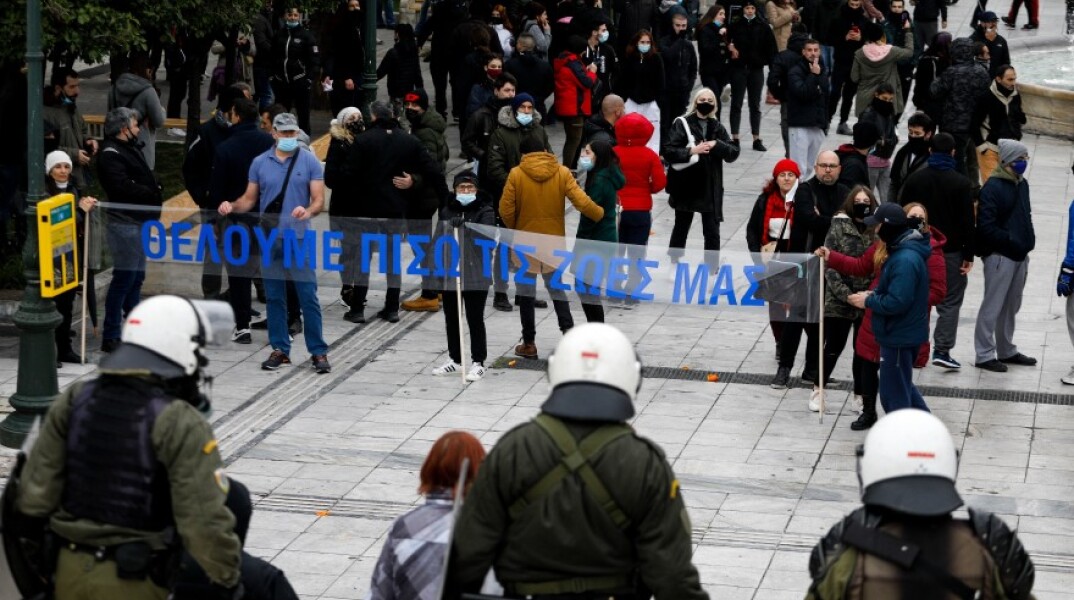 Συγκέντρωση αρνητών στο Σύνταγμα © EUROKINISSΙ / ΚΟΝΤΑΡΙΝΗΣ ΓΙΩΡΓΟΣ