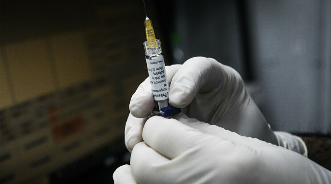 Εμβόλιο για τον κορωνοϊό (ΦΩΤΟ ΑΡΧΕΙΟΥ) - Οι ανεμβολίαστοι εργαζόμενοι σε γηροκομεία και δομές υγείας μπαίνουν σε αναστολή εργασίας, με τον Αντώνη Μανιτάκη να ξεκαθαρίζει ότι η εξέλιξη αυτή προβλέπεται από το Σύνταγμα