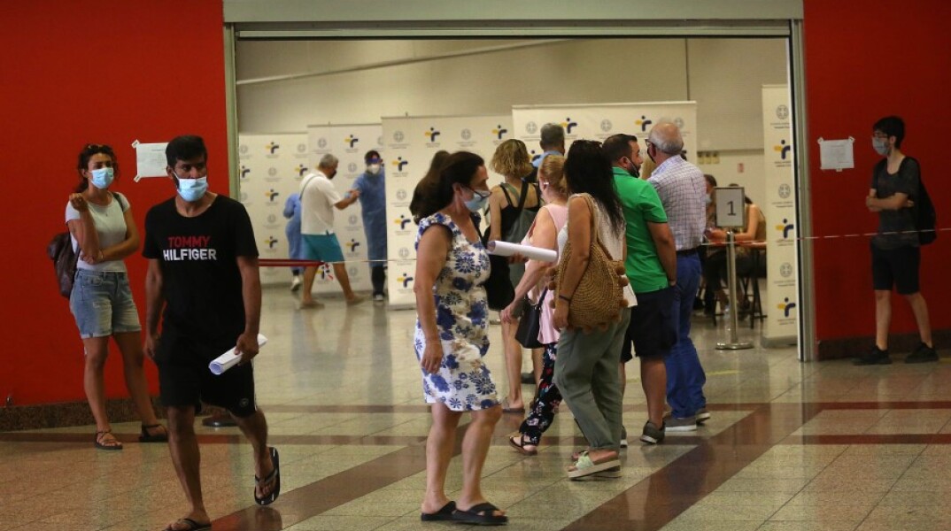Αθηναίοι περιμένουν στο στσθμό του Μετρό στο Σύνταγμα προκειμένου να κάνουν rapid test © ΑΠΕ / ΟΡΕΣΤΗΣ ΠΑΝΑΓΙΩΤΟΥ