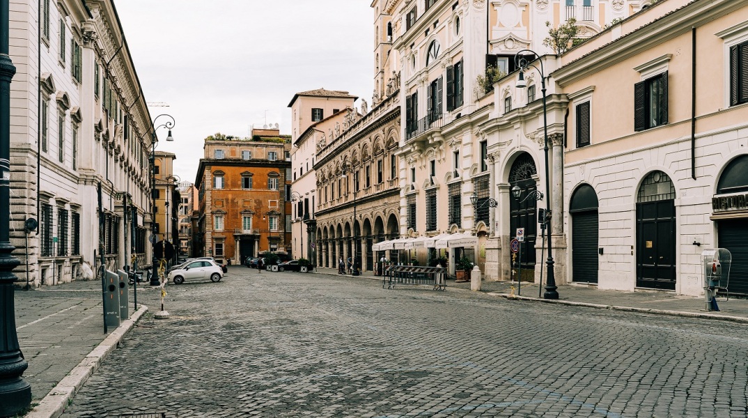 Η άδεια πλατεία Piazza Santi Apostoli στη Ρώμη κατά τη διάρκεια του lockdown