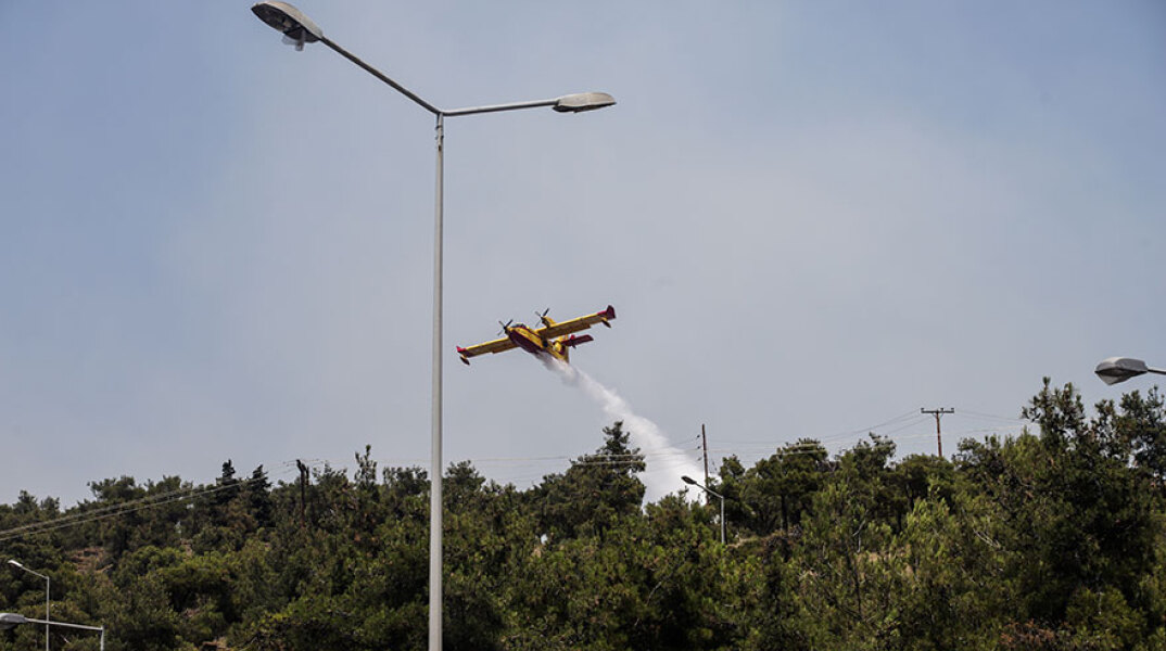 Αεροσκάφος Canadair επιχειρεί στη φωτιά στο Σέιχ Σου στη Θεσσαλονίκη