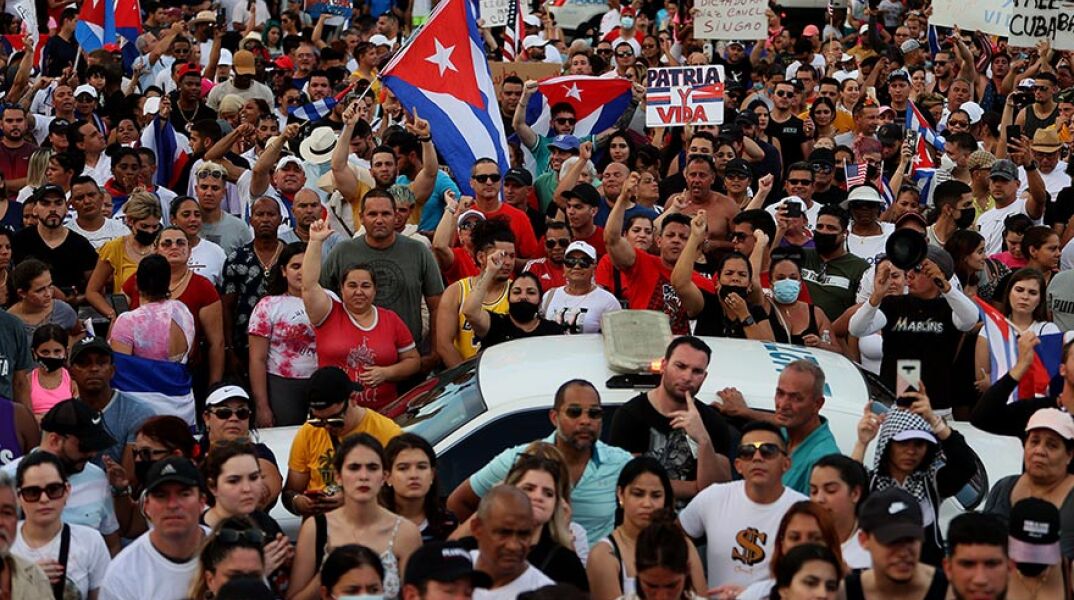 Χιλιάδες Κουβανοί βγήκαν στους δρόμους σε όλη τη χώρα για να διαμαρτυρηθούν για τους περιορισμούς, τον ρυθμό των εμβολιασμών κατά της Covid-19 και την κουβανική κυβέρνηση