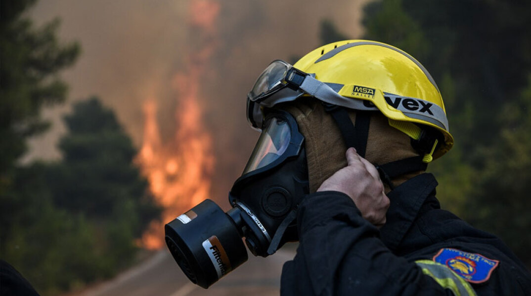 Πυροσβέστης σε δασική πυρκαγιά (ΦΩΤΟ ΑΡΧΕΙΟΥ) - Ξέσπασε φωτιά στο Σέιχ Σου στη Θεσσαλονίκη