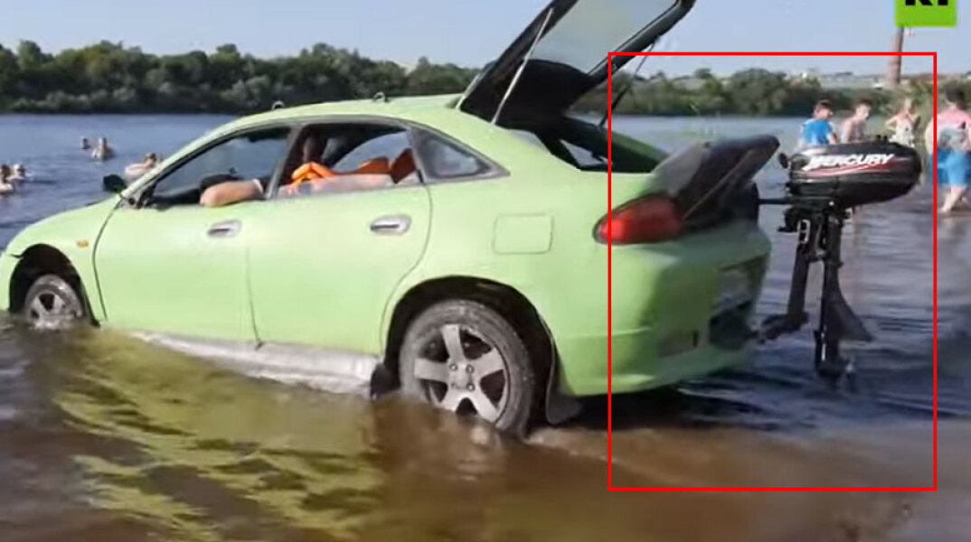 Ρώσος εφευρέτης έκανε αμφίβιο αυτοκίνητο DIY και το έβαλε στη θάλασσα