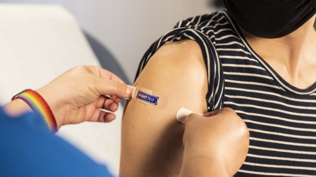 Γυναίκα ππυ μόλις έκανε το εμβόλιο © Unsplash - HΠΑ-Πώς αποφάσισαν να εμβολιαστούν οι δύσπιστοι