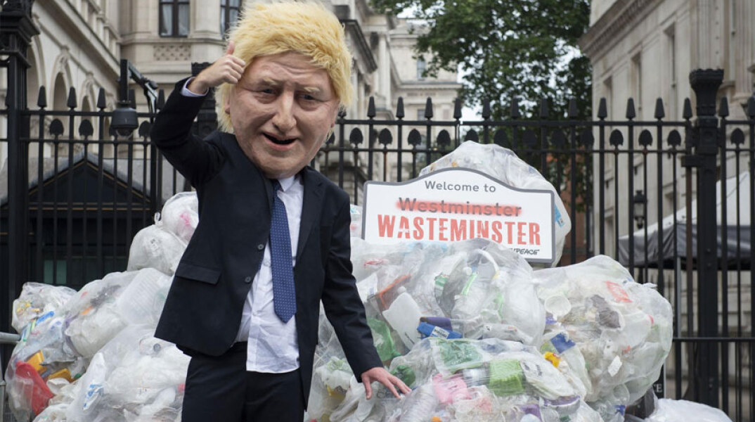 Πλαστικά απορρίμματα έξω από την πρωθυπουργική κατοικία, Ντάουνινγκ Στριτ 10, στο Λονδίνο - Τα έριξε η Greenpeace, στέλνοντας μήνυμα στον Μπόρις Τζόνσον