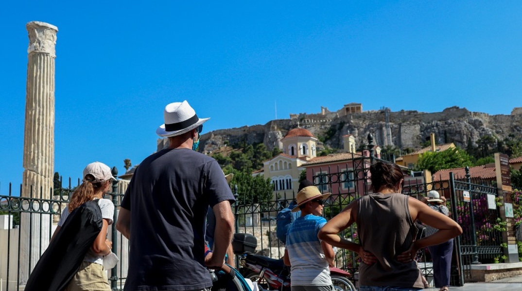 Καύσωνας - Υψηλές θερμοκρασίες - Πολίτες στο κέντρο της Αθήνας