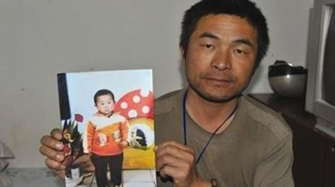 Ο πατέρας στην Κίνα που βρήκε τον γιο του 24 χρόνια μετά την αρπαγή του παιδιού