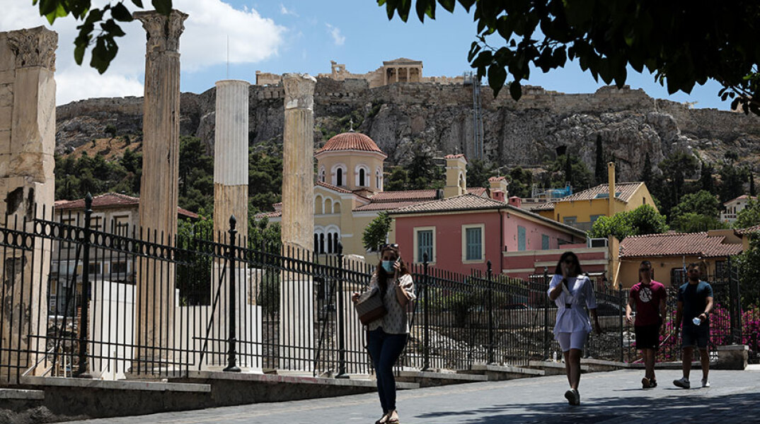 Κοπέλα με μάσκα στο Μοναστηράκι (ΦΩΤΟ ΑΡΧΕΙΟΥ) - Ο ΕΟΔΥ ανακοίνωσε σήμερα Τετάρτη (14/7) τα νέα κρούσματα κορωνοϊού στην Ελλάδα το τελευταίο 24ωρο