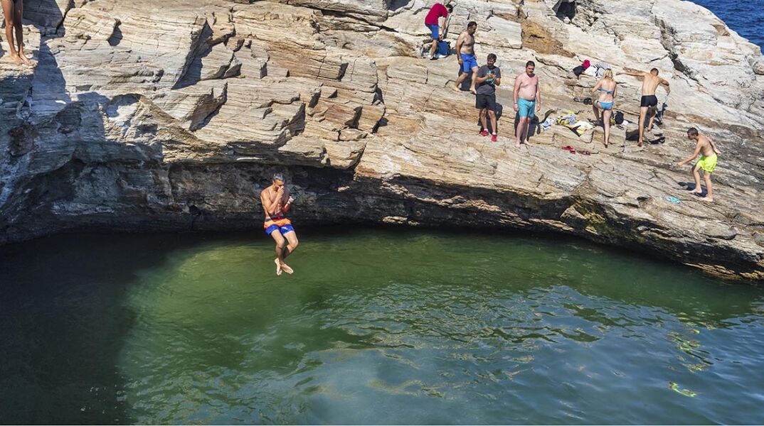 ΒΟΥΤΙΕΣ ΣΤΗΝ ΦΥΣΙΚΗ ΠΙΣΙΝΑ ΤΗΣ ΓΚΙΟΛΑ ΣΤΗΝ ΘΑΣΟ