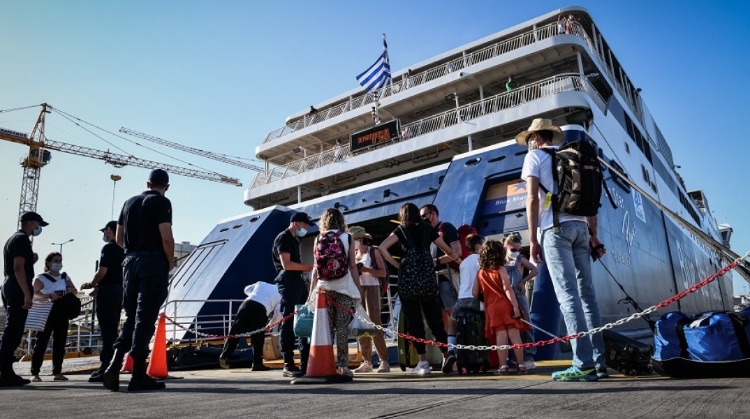 Ταξιδιώτες αναμένουν την επιβίβασή τους σε πλοίο