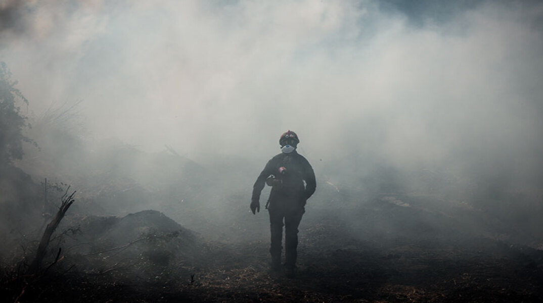 Πυροσβέστης σε δασική πυρκαγιά (ΦΩΤΟ ΑΡΧΕΙΟΥ) - Ξέσπασε φωτιά στη Σαλαμίνα κοντά στο λιμάνι του νησιού