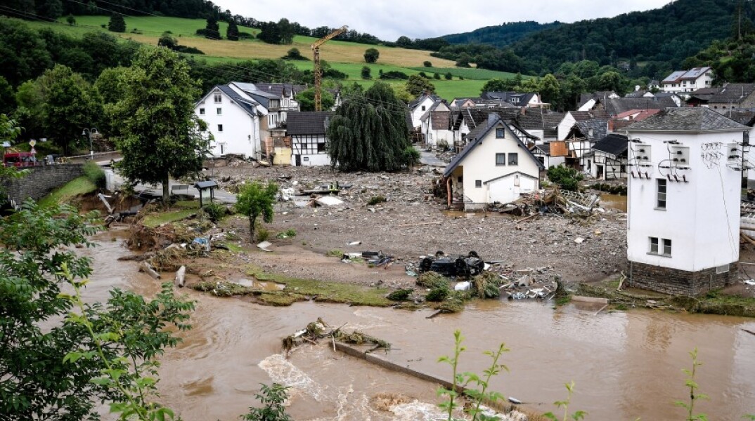 Στιγμιότυπο από τη φονική πλημμύρα στη Δυτική Γερμανία © EPA