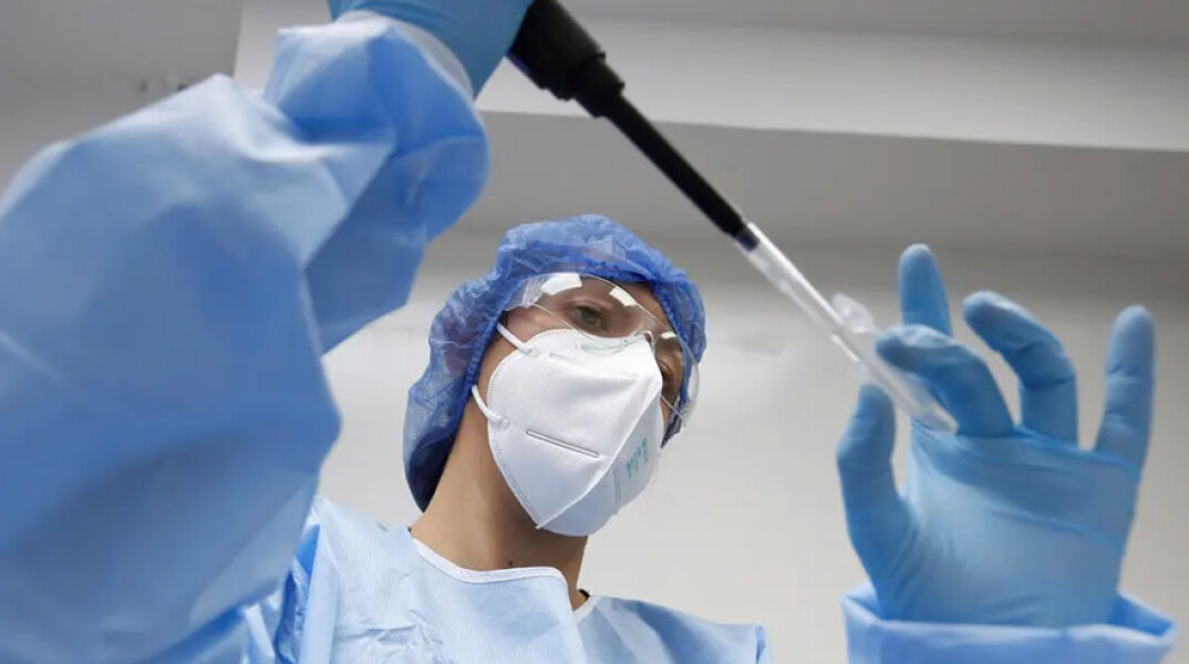 Υγειονομικός κάνει ελέγχους για κορωνοϊό σε νοσοκομείο (ΦΩΤΟ ΑΡΧΕΙΟΥ) - Αυξάνονται τα κρούσματα στην Ιταλία