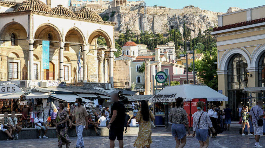 Πολίτες με μάσκα στο Μοναστηράκι (ΦΩΤΟ ΑΡΧΕΙΟΥ) - Η μετάλλαξη Δέλτα ωθεί προς τα πάνω τα κρούσματα κορωνοϊού στην Ελλάδα, όπως ανέφερε ο Γκίκας Μαγιορκίνης