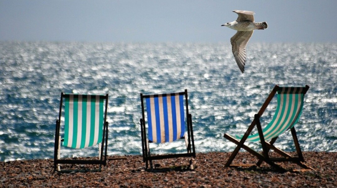Καρέκλες σε παραλία © Pixabay - 11 σημεία που απαγορεύεται το μπάνιο