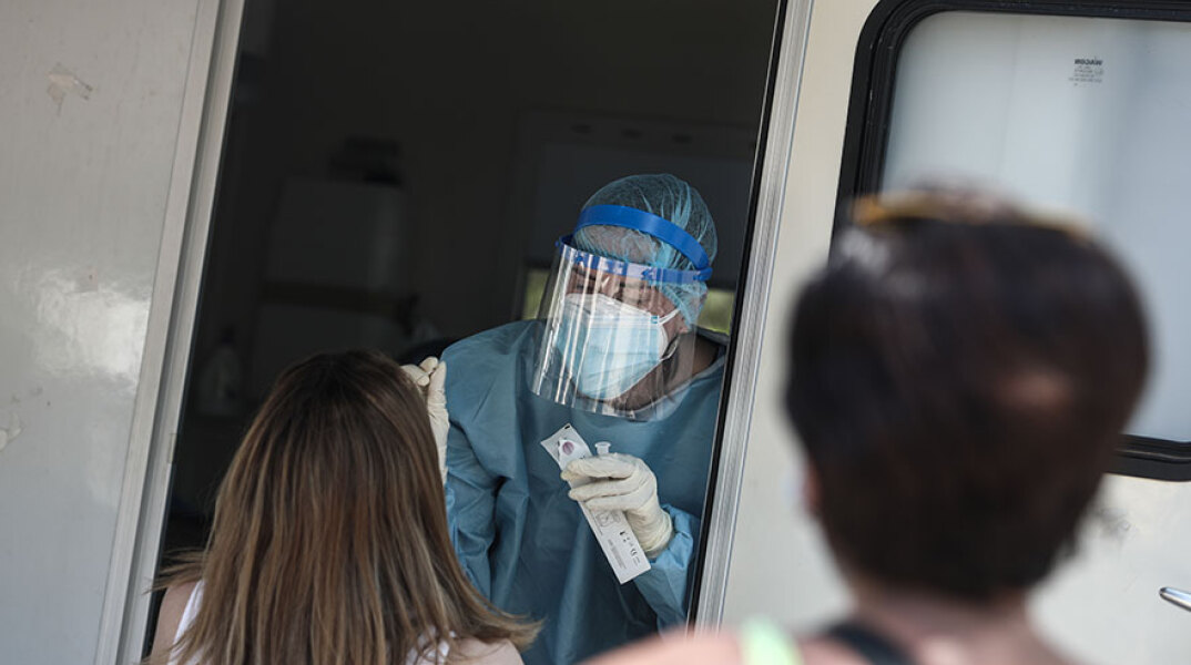 Υγειονομικός κάνει έλεγχο για κορωνοϊό με rapid test (ΦΩΤΟ ΑΡΧΕΙΟΥ) - Ανακοινώθηκαν πού θα βρίσκονται την Παρασκευή 16 Ιουλίου 2021 τα κινητά κλιμάκια του ΕΟΔΥ